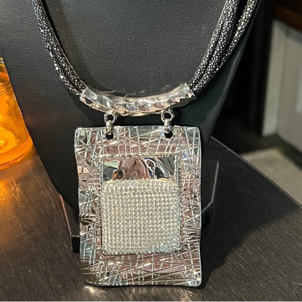 Elegant Black Silver metal plate Flashy Bling artistic Necklace with Pendant